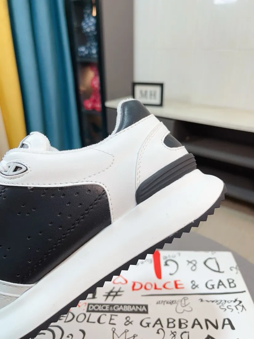 Men's shoes 💰500🌹🌹"Dolce & Gabbana DG" original imported first-layer cowhide ➕ sheepskin lining, light on the foot, comfortable, versatile, original special outsole 🔥favored by trendy men, welcome to compare quality 🔥exquisite luxury, super A level! Compared with the genuine product at the counter, the version is no worse at all! Code number 38-46